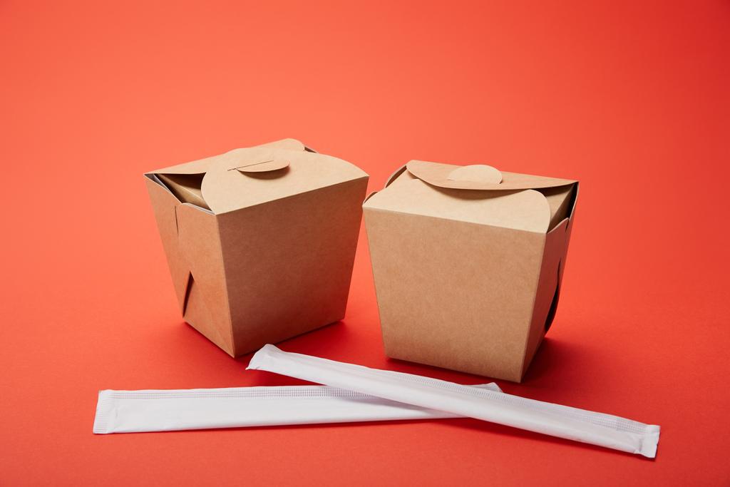 lähikuva syömäpuikot ja nuudeli laatikot punainen, minimalistinen käsite
  - Valokuva, kuva