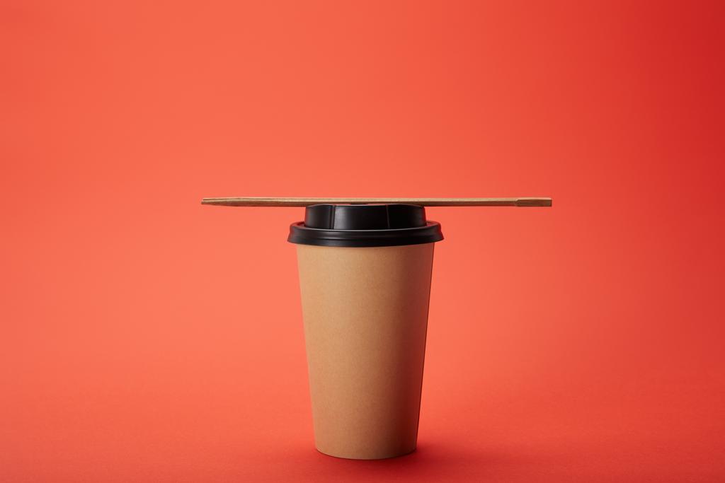 Τσοπ στικς με χαρτί Κύπελλο του καφέ κόκκινο, μινιμαλιστική έννοια - Φωτογραφία, εικόνα