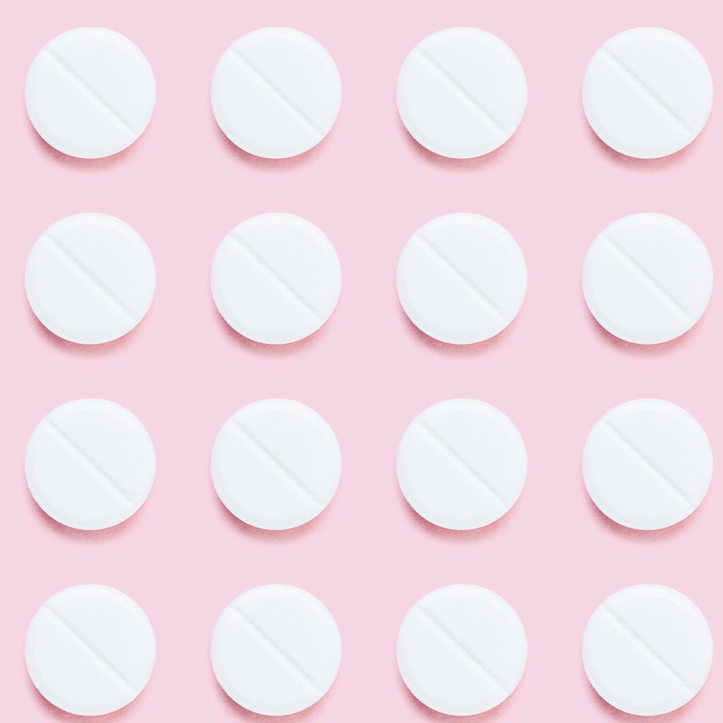 vista superior del patrón de píldoras médicas en la superficie rosa
 - Foto, imagen