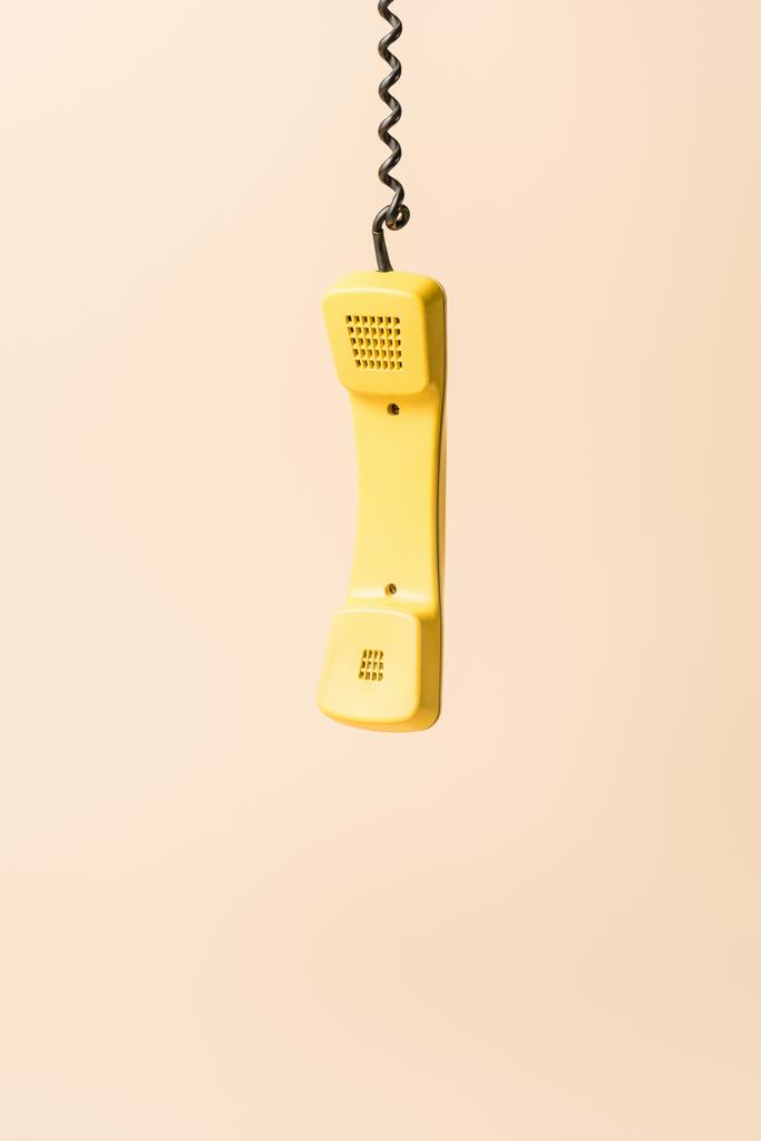 tube téléphonique vintage jaune sur beige
 - Photo, image