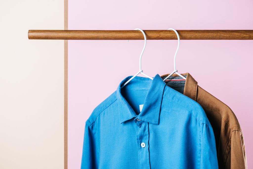 Casual Shirts auf Kleiderbügeln, Modebranche - Foto, Bild