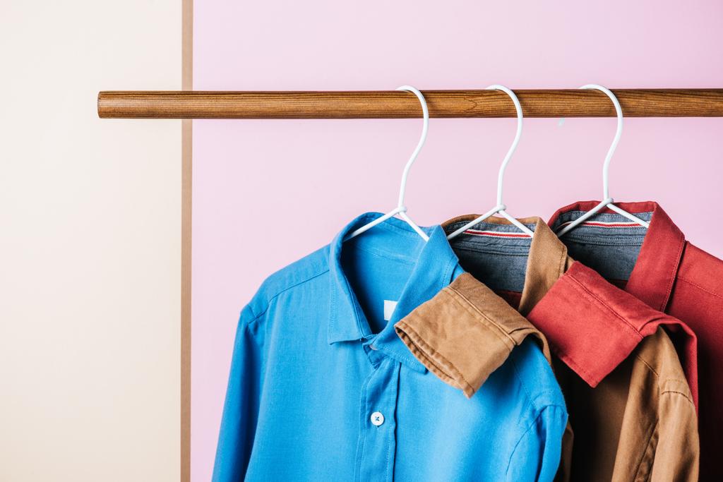 Casual trendy shirts op hangers, mode-industrie - Foto, afbeelding