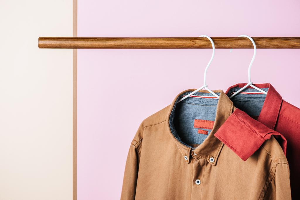 Close-up van trendy shirts op hangers, mode-industrie - Foto, afbeelding