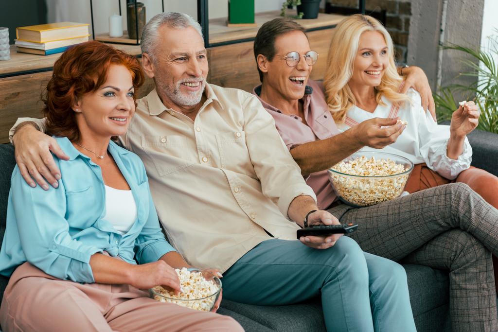 patlamış mısır yemek ve birlikte tv izlerken mutlu eski dostlar - Fotoğraf, Görsel
