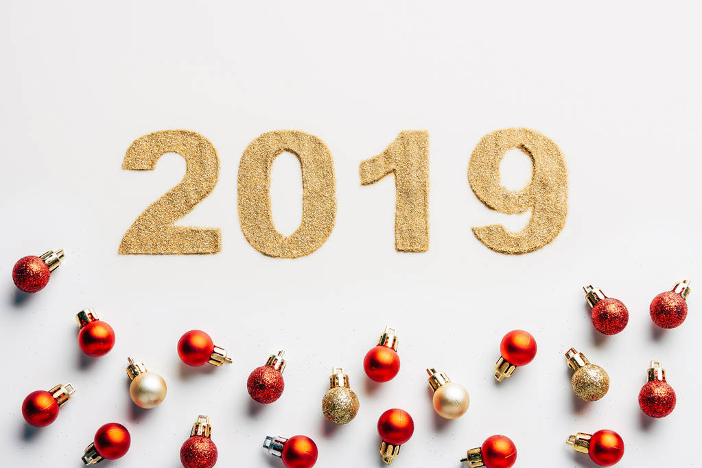 Draufsicht des Jahres 2019 goldenes Schild und Weihnachtskugeln auf weißem Hintergrund - Foto, Bild