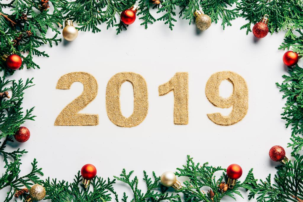 Beyaz arka plan üzerinde 2019 yıl işareti, Çam ağaç dalları ve Noel topları üstten görünüm - Fotoğraf, Görsel