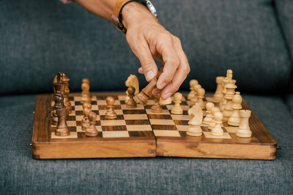 крупный план игры в шахматы на кушетке
 - Фото, изображение