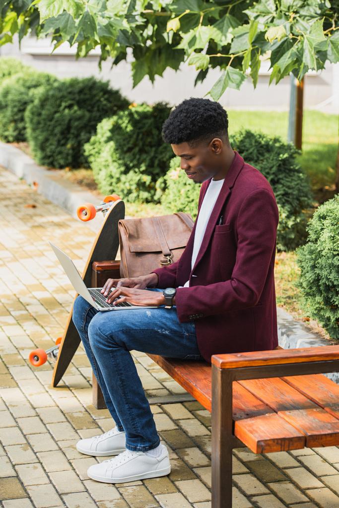 młody Afroamerykanin freelancer za pomocą laptopa na ulicy - Zdjęcie, obraz