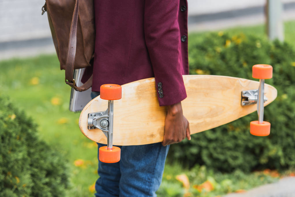 oříznuté záběr studentský batoh a skateboard walking Street - Fotografie, Obrázek