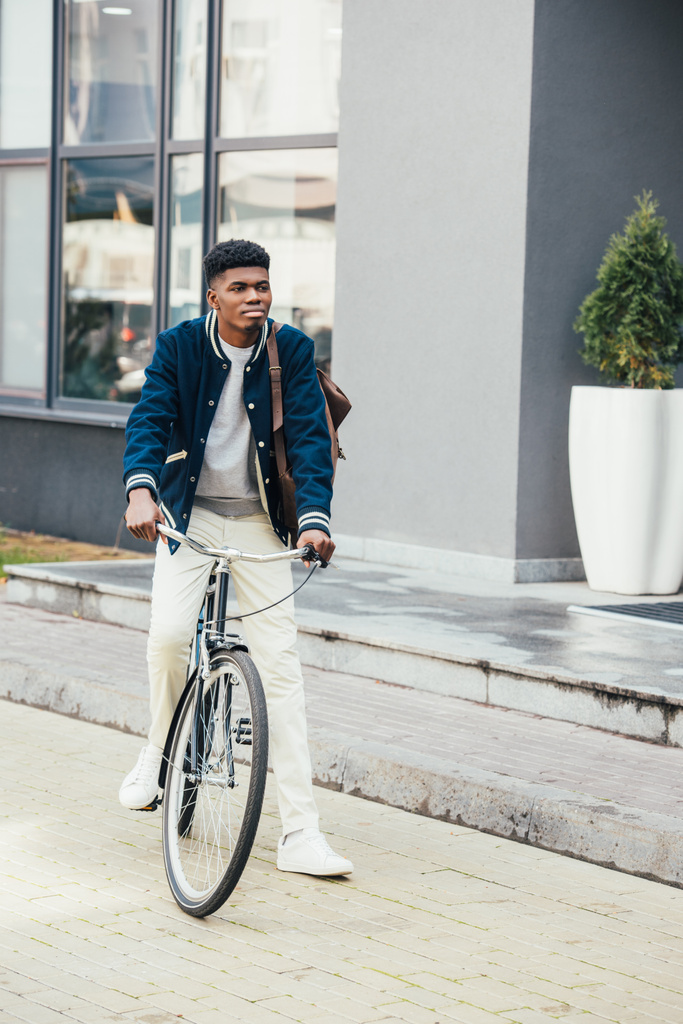 スタイリッシュなアフリカ系アメリカ人都市で自転車サイクリング - 写真・画像