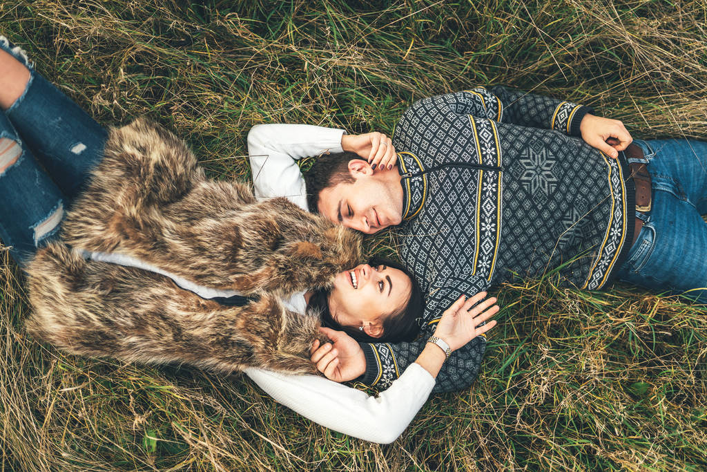 Vue vers le haut de joli couple couché dans l'herbe
 - Photo, image