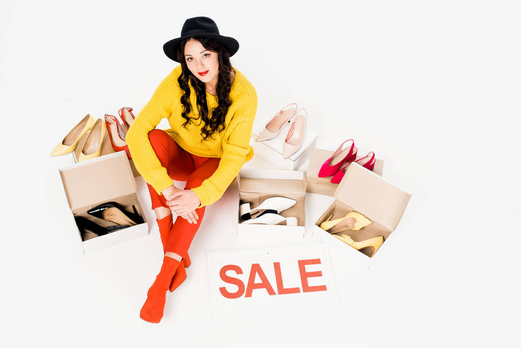 hermosa shopaholic con símbolo de venta aislado en blanco con calzado
  - Foto, Imagen