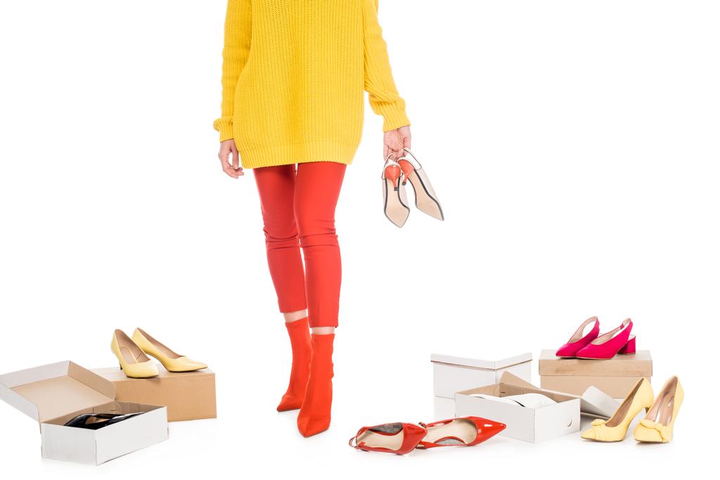 vue recadrée de jeune femme à la mode avec des boîtes à chaussures isolées sur blanc
  - Photo, image