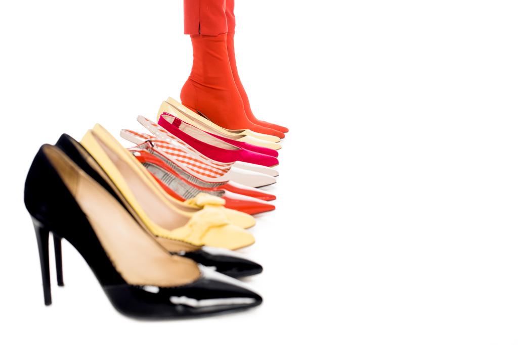 περικοπεί shot γυναικεία πόδια και τοποθετημένα παπούτσια που απομονώνονται σε λευκό - Φωτογραφία, εικόνα