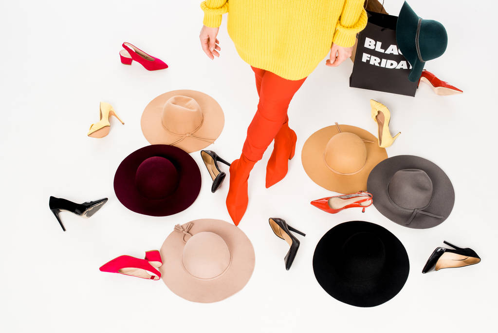 nő, női cipők, kalapok és bevásárló táskák fekete péntek felirat elszigetelt fehér részleges megtekintése - Fotó, kép