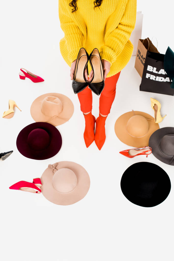 女性、女性の靴、帽子、黒の金曜日碑文の白で隔離とショッピング バッグの部分ビュー - 写真・画像