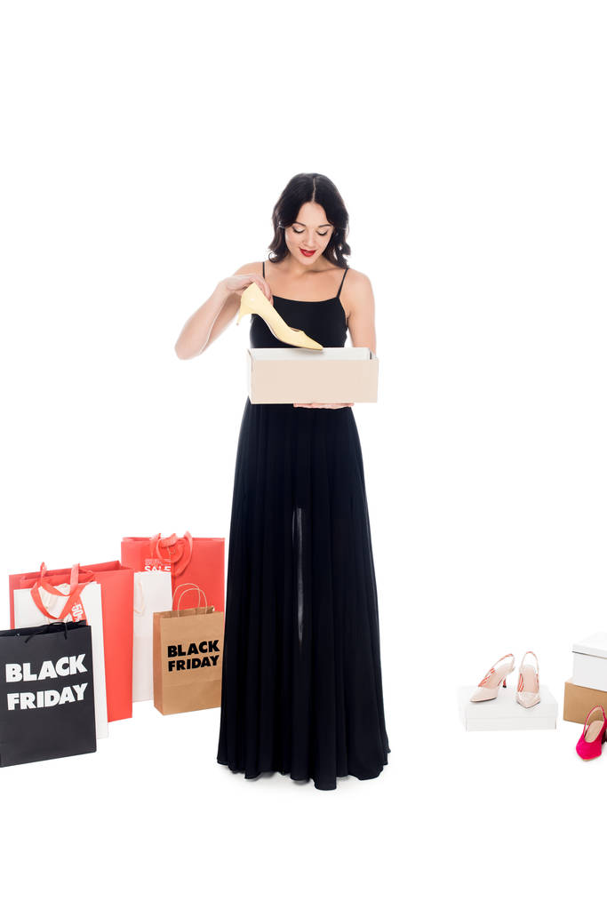 attraente donna che tiene scatola di calzature isolato su bianco, shopping e nero concetto di venerdì
 - Foto, immagini