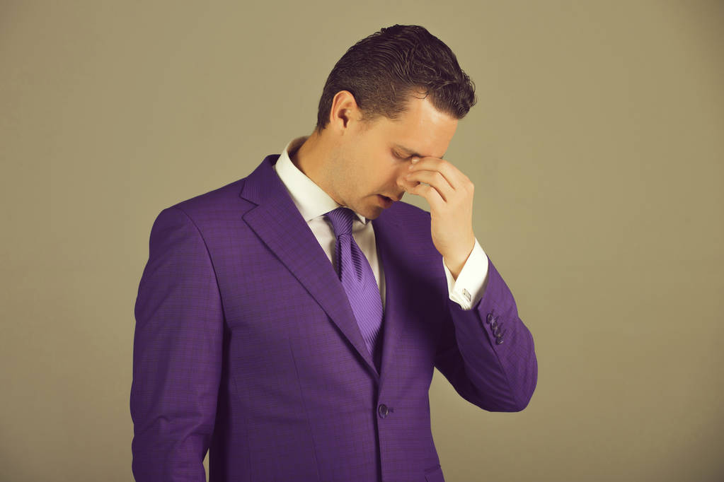 Стрес і проблеми бізнесмена з головним болем і стильним волоссям
 - Фото, зображення