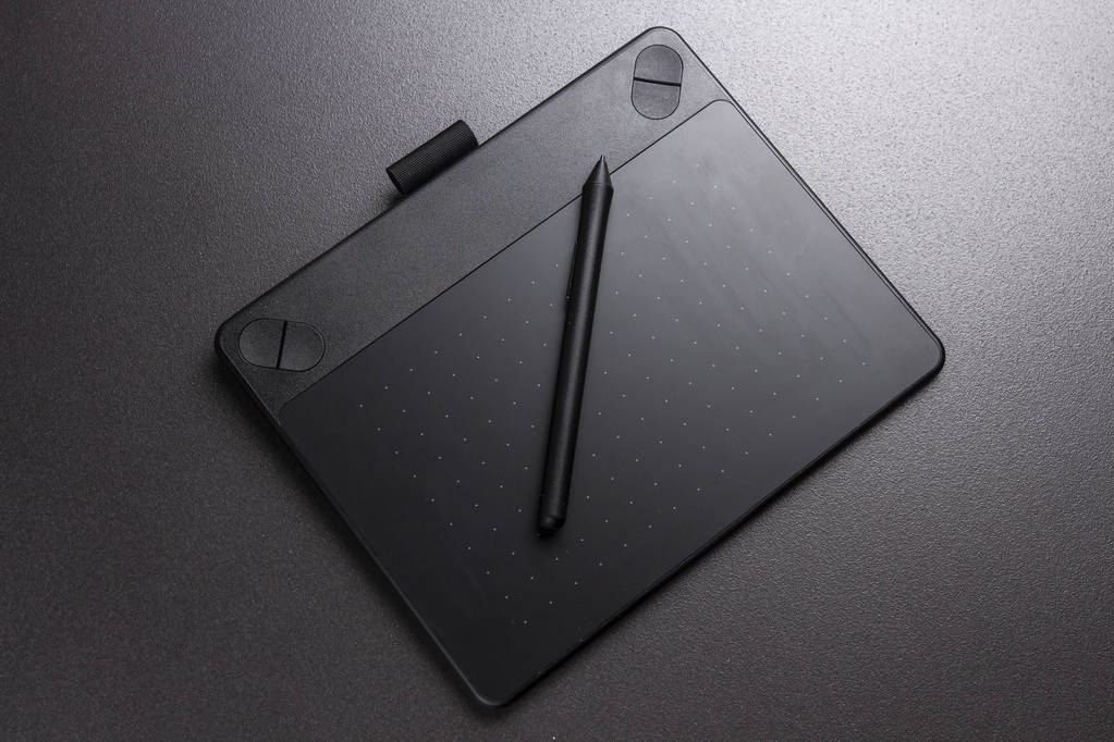 Черный графический планшет и ручка. Инструмент конструктора для рисования
. - Фото, изображение