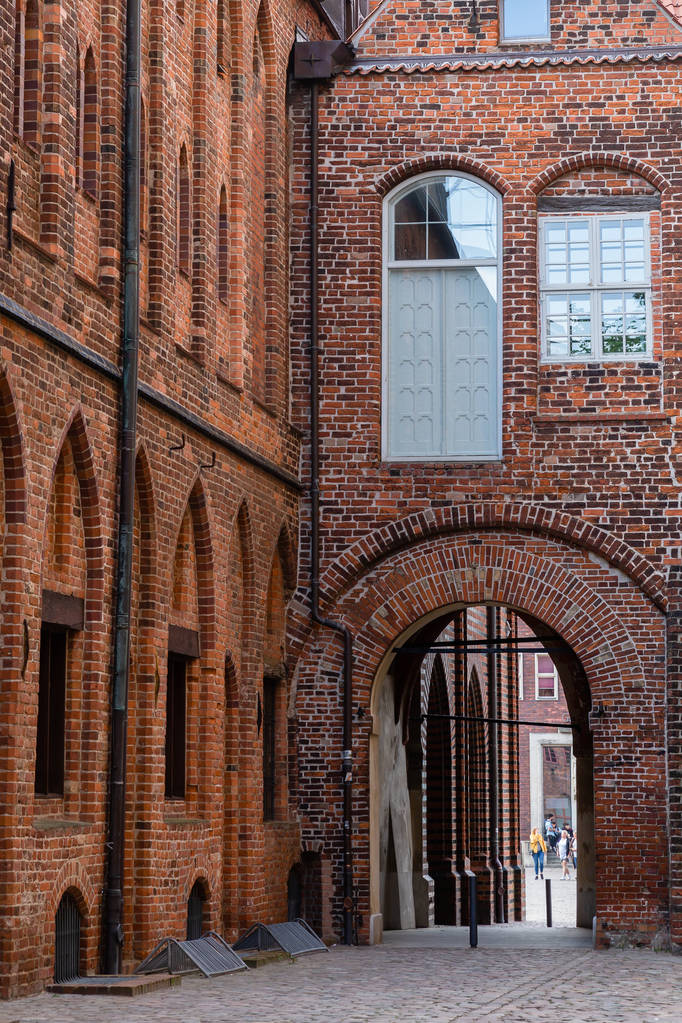 kuva sivunäkymästä kuuluisalle kaupungintalolle Stralsundissa, Saksassa
 - Valokuva, kuva