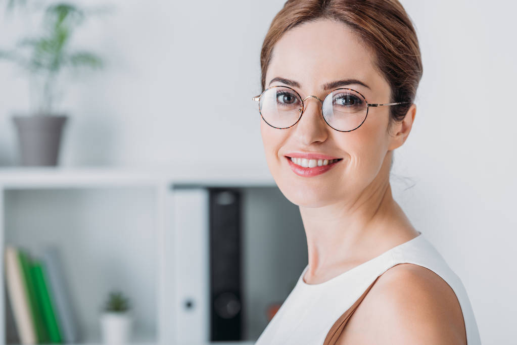 Portret van aantrekkelijke Glimlachende zakenvrouw in brillen - Foto, afbeelding