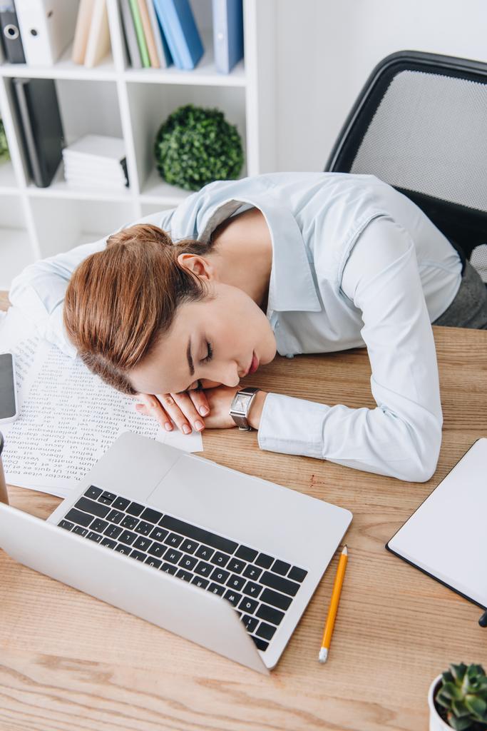 высокий угол зрения взрослой предпринимательницы, спящей на рабочем месте в современном офисе
 - Фото, изображение
