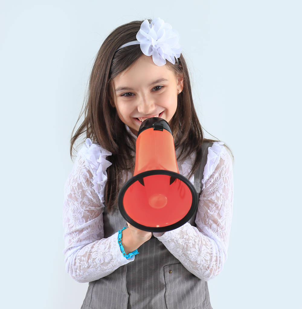 маленькая девочка с красным мегафоном .isolated на белом фоне
 - Фото, изображение