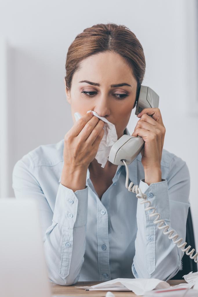 ritratto ravvicinato di donna d'affari con naso che cola parlando al telefono cablato in ufficio
 - Foto, immagini