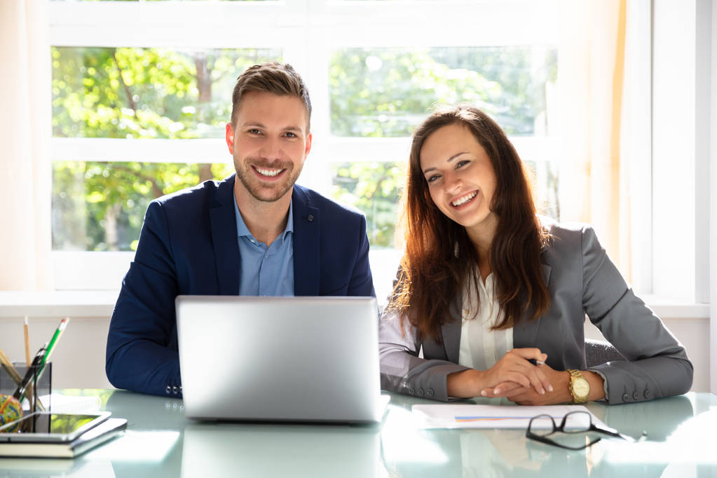 Két boldog üzletemberek laptop asztalán portréja - Fotó, kép