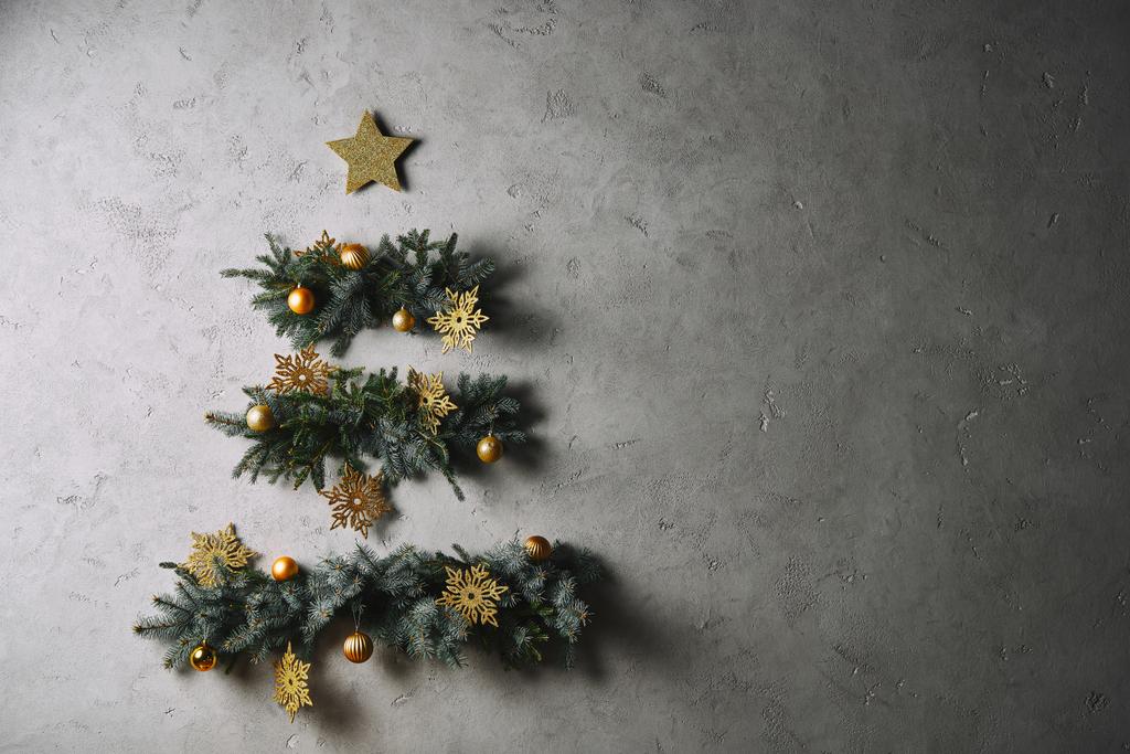 Handgefertigter Weihnachtsbaum hängt an grauer Wand im Zimmer - Foto, Bild
