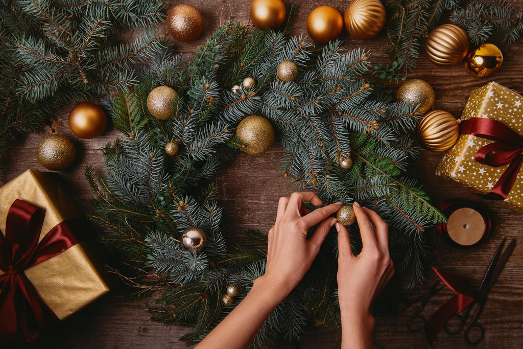 image recadrée de la femme faisant décoration de Noël à la table en bois
 - Photo, image