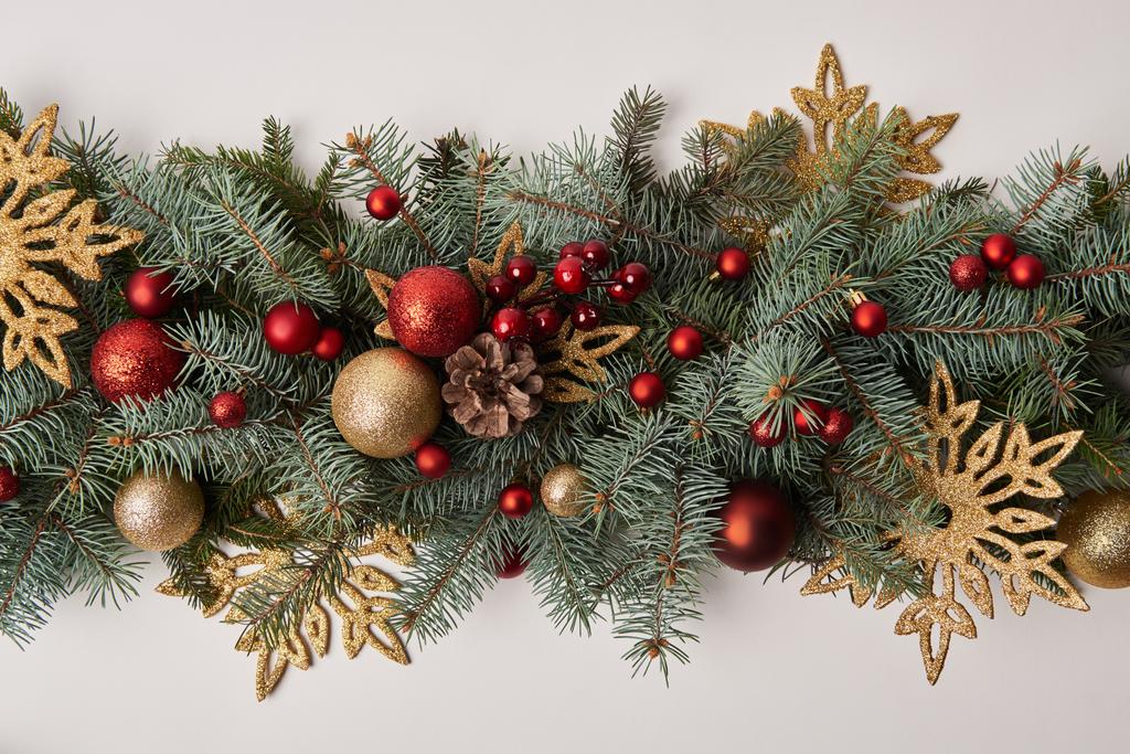 bovenaanzicht van Spar twijgen met gekleurde decoratie van Kerstmis geïsoleerd op wit - Foto, afbeelding