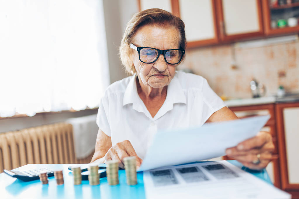 Starší žena doma kontrola její finance a investice - Fotografie, Obrázek