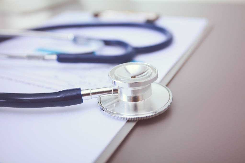 Attrezzatura medica: stetoscopio blu e tablet su sfondo bianco. Attrezzature mediche - Foto, immagini