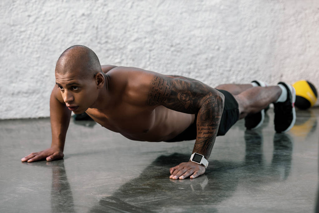 svalnatý shirtless americký mladík dělá push up v tělocvičně   - Fotografie, Obrázek
