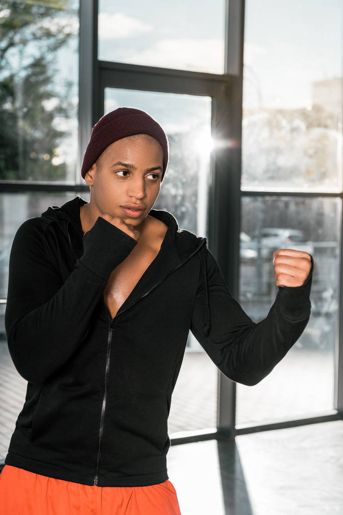 красивий молодий афроамериканський боксер вправляється в спортзалі
 - Фото, зображення