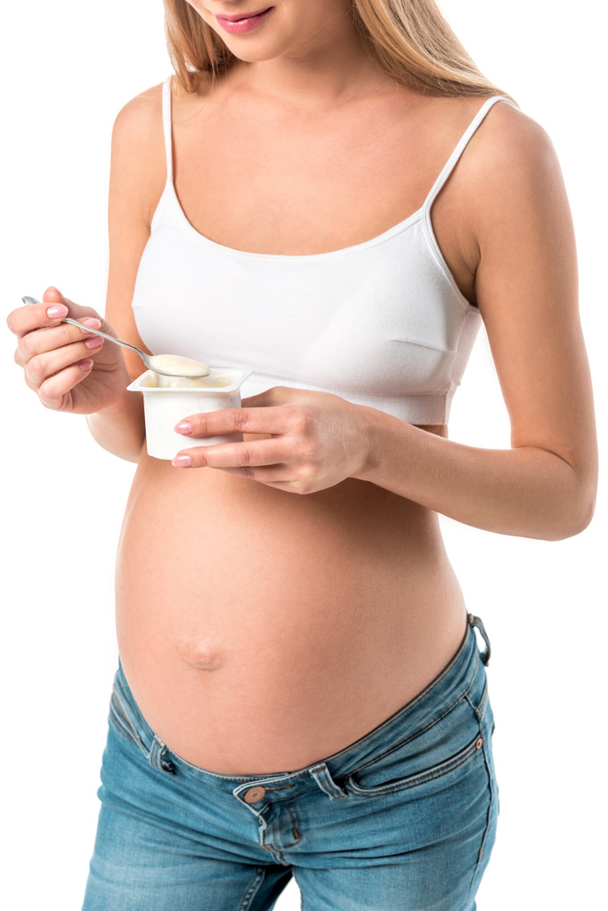 terhes nő a fehérnemű, gazdaság, elszigetelt fehér joghurt levágott megtekintése - Fotó, kép