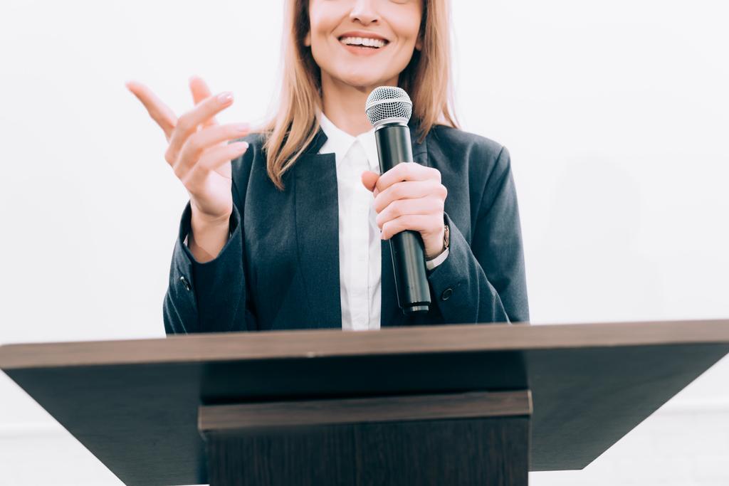 el hareketi ve podyum tribün seminer konferans salonunda sırasında konuşurken gülümseyen hoparlör görüntü kırpılmış - Fotoğraf, Görsel