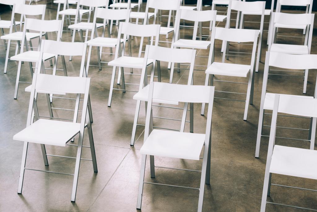 会議場で整理された空の白い椅子のクローズ アップ表示 - 写真・画像