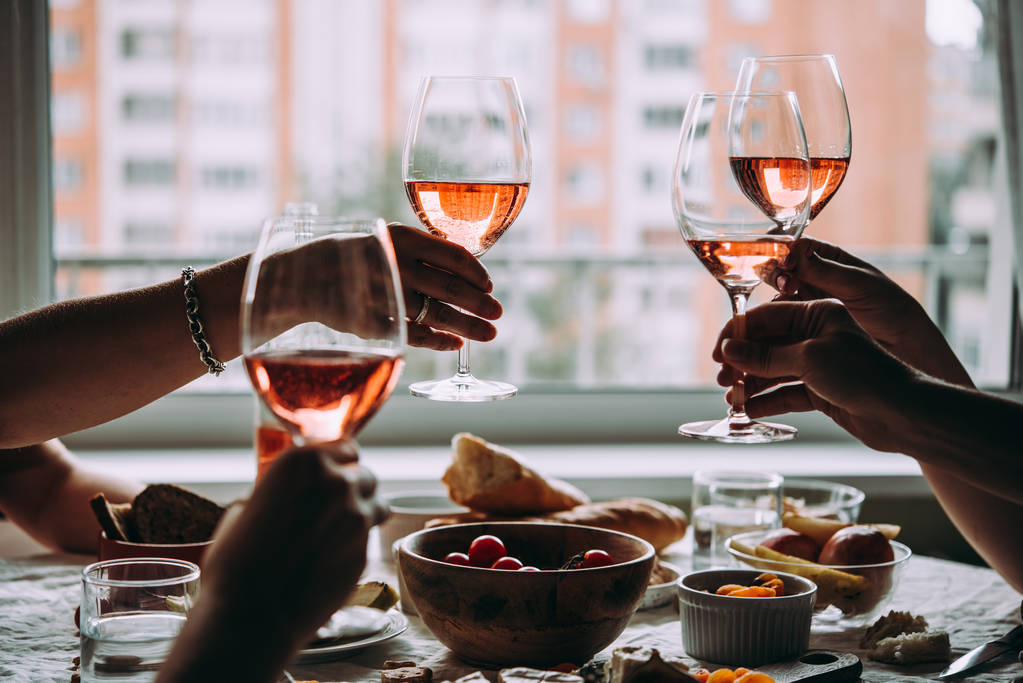 Стаканы розового вина, которые можно увидеть на дружеском празднике
. - Фото, изображение