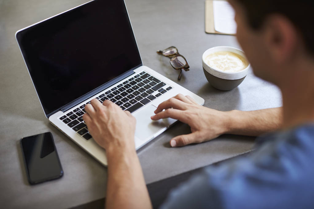 Jovem homem caucasiano usando laptop no café
 - Foto, Imagem