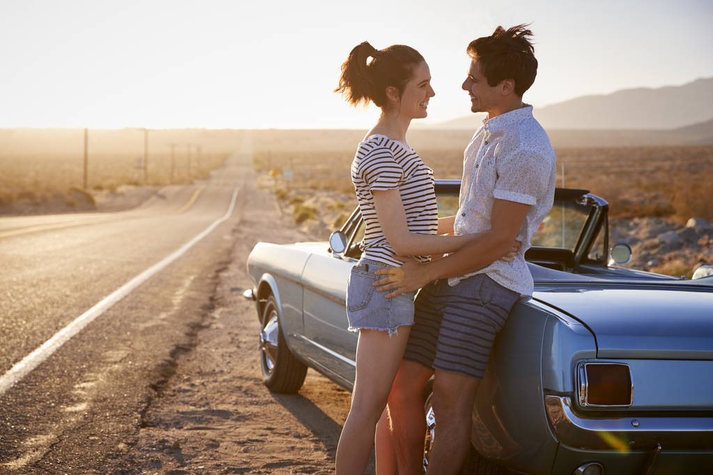 Romantische paar genieten van Road Trip In oldtimer - Foto, afbeelding