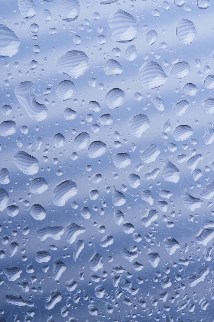 Nahaufnahme von schönen ruhigen transparenten Wassertropfen auf grauem abstrakten Hintergrund - Foto, Bild