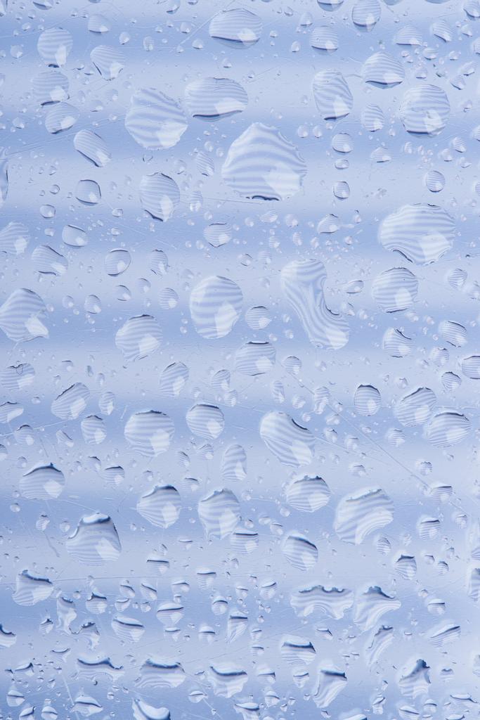 mooie rustige transparant water druppels op grijze abstracte achtergrond - Foto, afbeelding