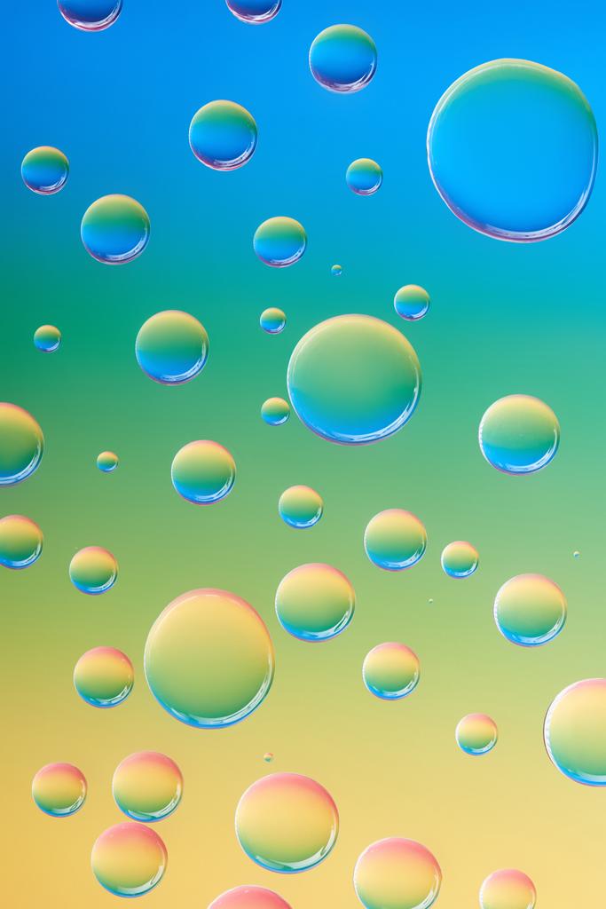 vergrote weergave van mooie transparante water druppels op abstracte achtergrond - Foto, afbeelding