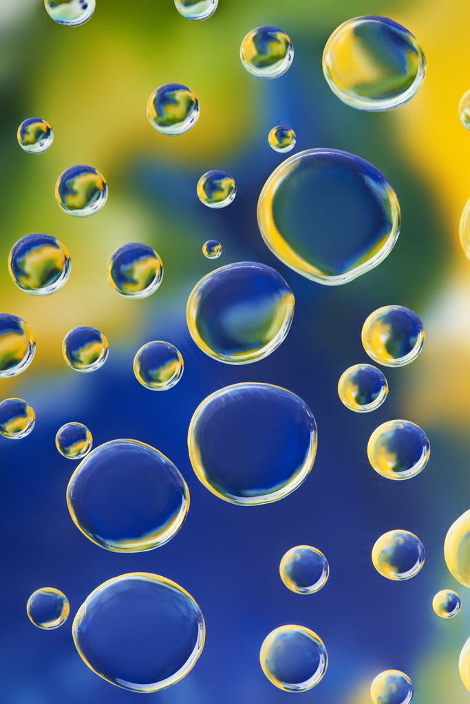 hermosas gotas de lluvia calma sobre fondo abstracto borroso
  - Foto, imagen