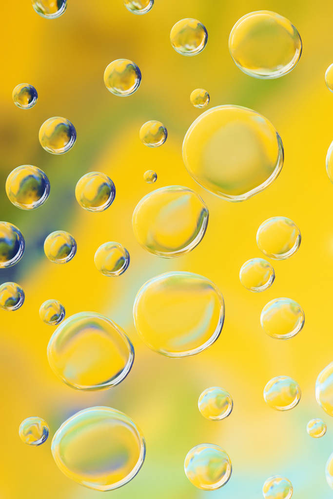 hermosa calma gotas de agua limpia sobre fondo abstracto amarillo
 - Foto, Imagen