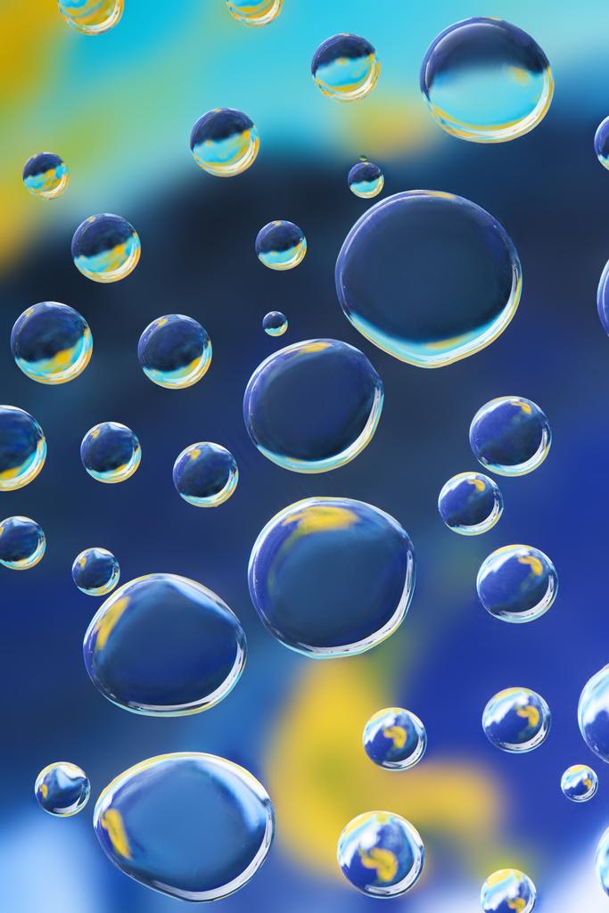 красивые спокойные капли чистой воды на голубом абстрактном фоне
 - Фото, изображение