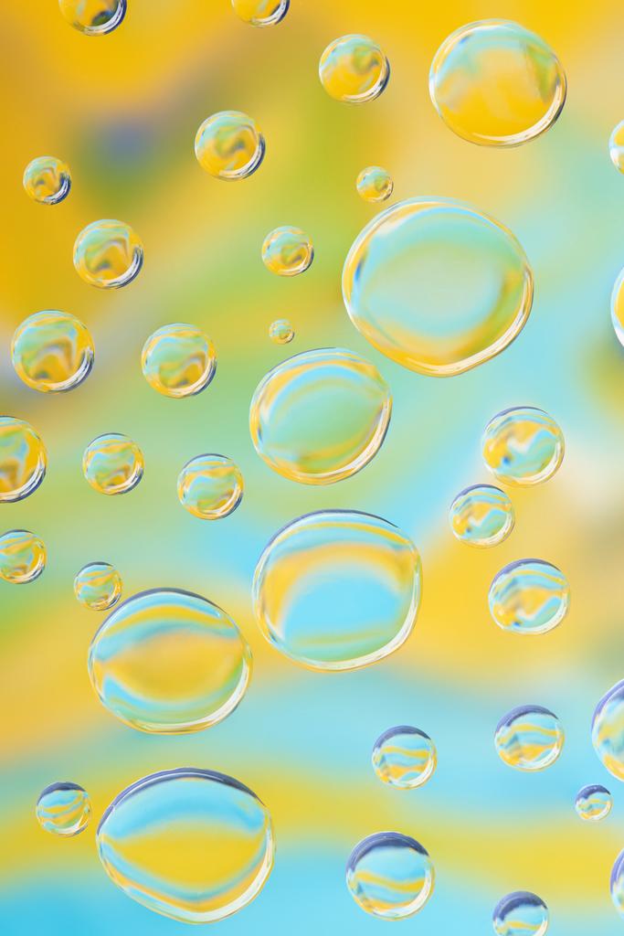belas gotas de água limpa no fundo abstrato borrado brilhante
   - Foto, Imagem
