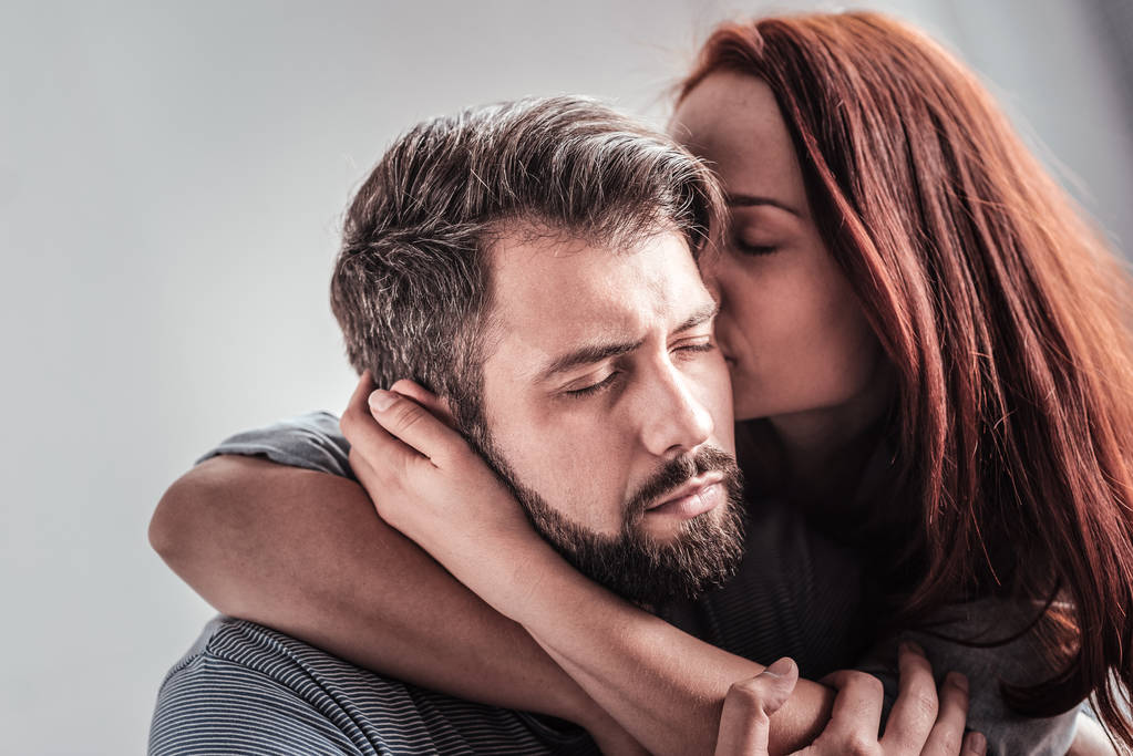 Bella giovane donna baciare il suo fidanzato
 - Foto, immagini